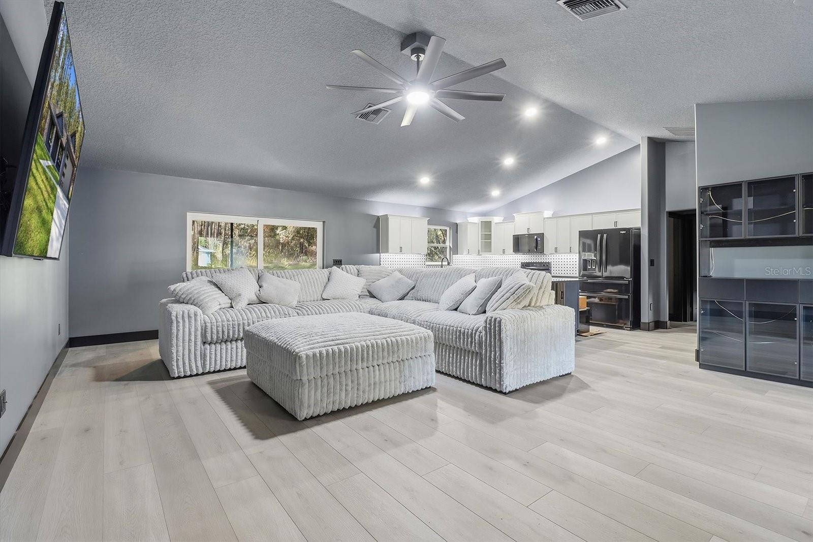 Listing photo id 40 for 9802 Athenia Drive