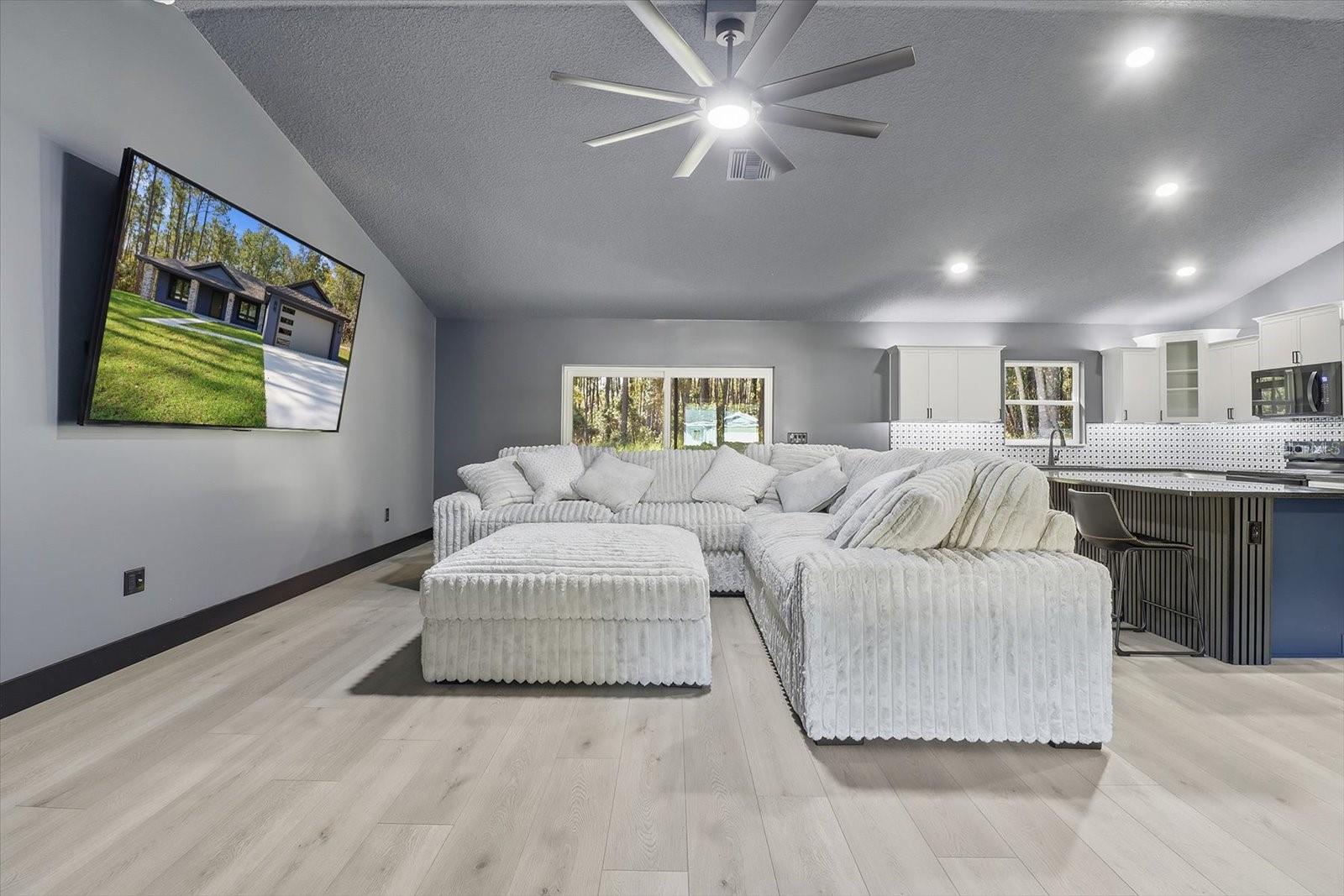 Listing photo id 41 for 9802 Athenia Drive