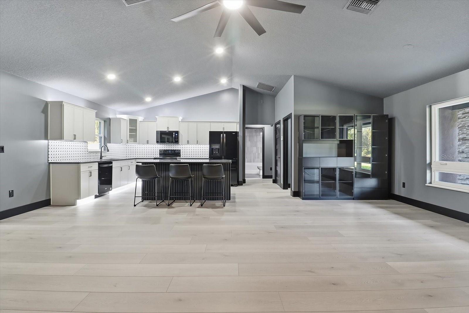 Listing photo id 7 for 9802 Athenia Drive