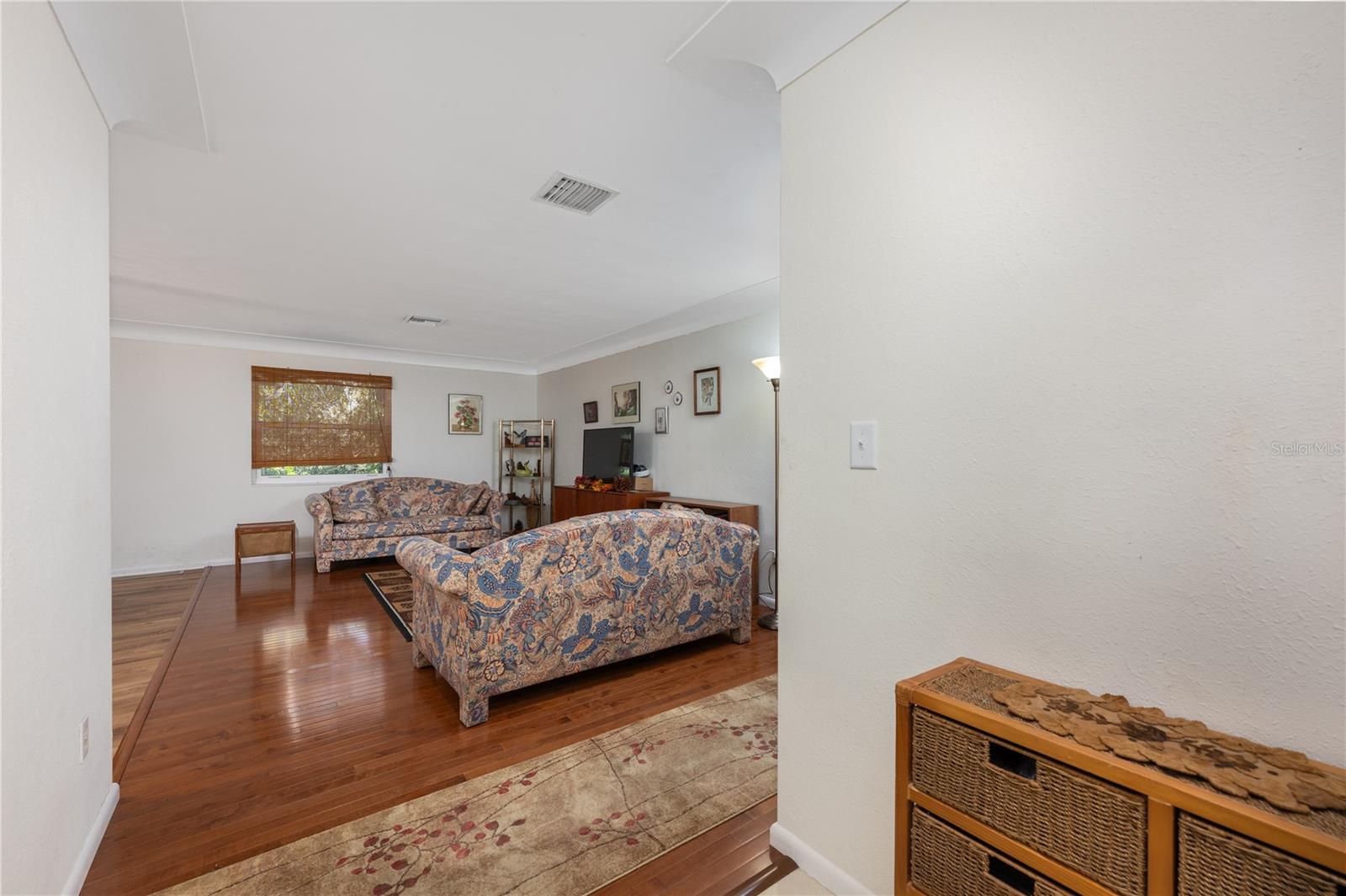 Image 6 of 43 For 1438 Crestview Dr