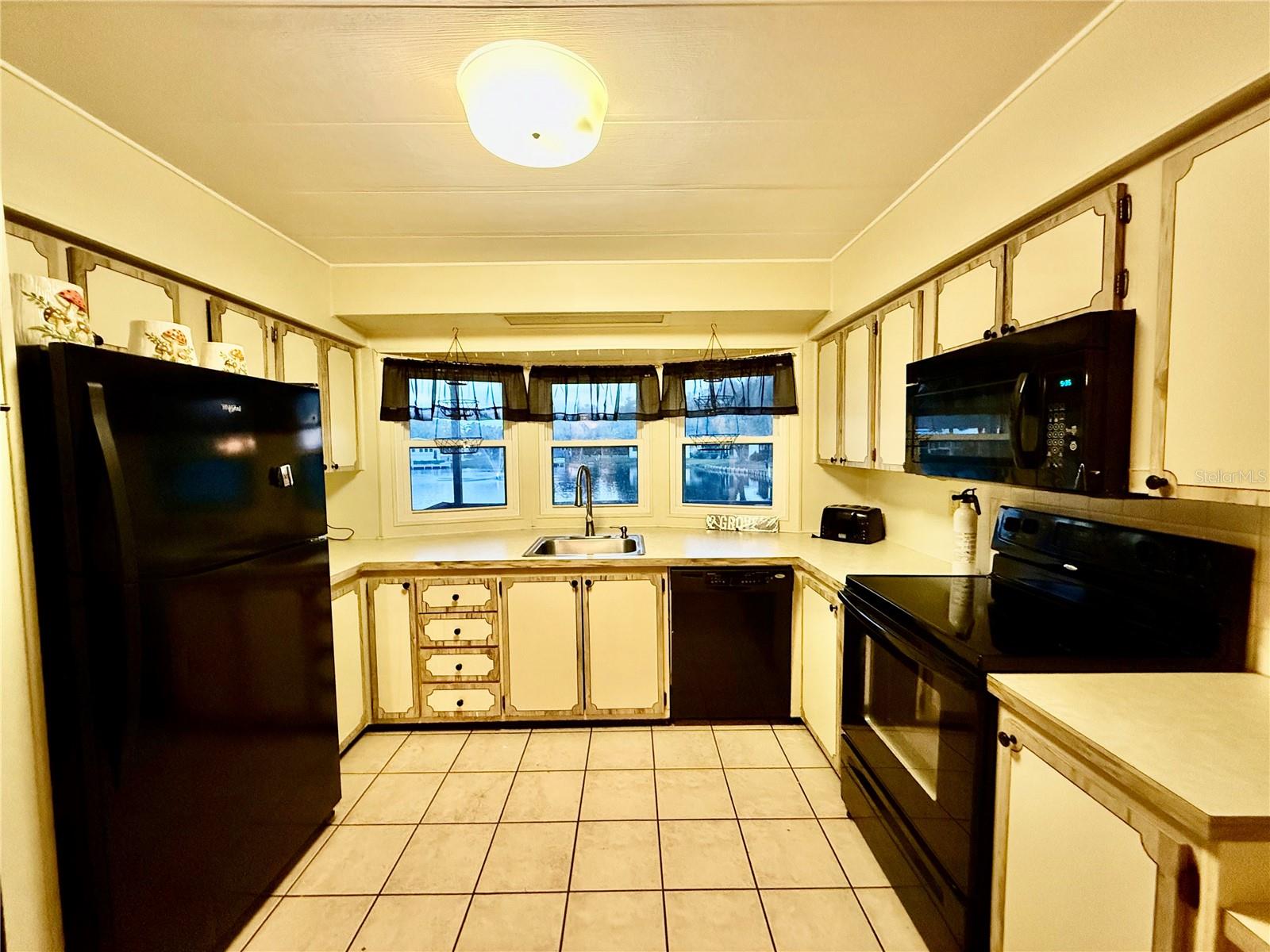 Image 6 of 42 For 2 Grove Trail