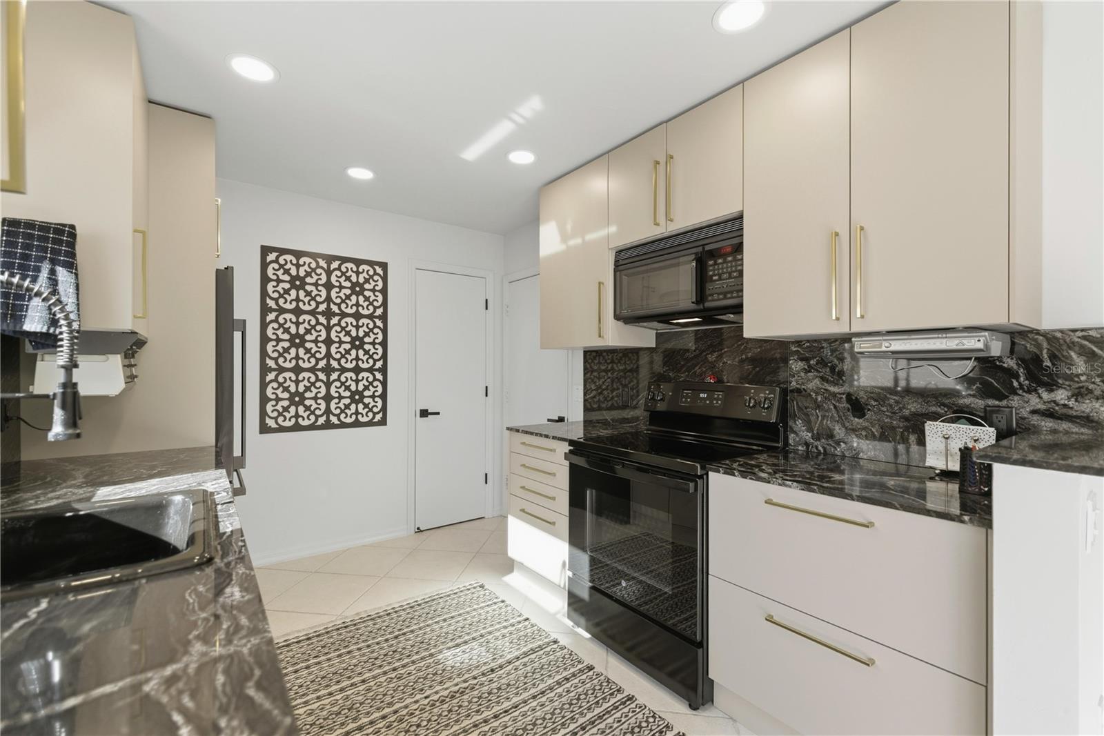 Image 19 of 36 For 627 Delgado Avenue