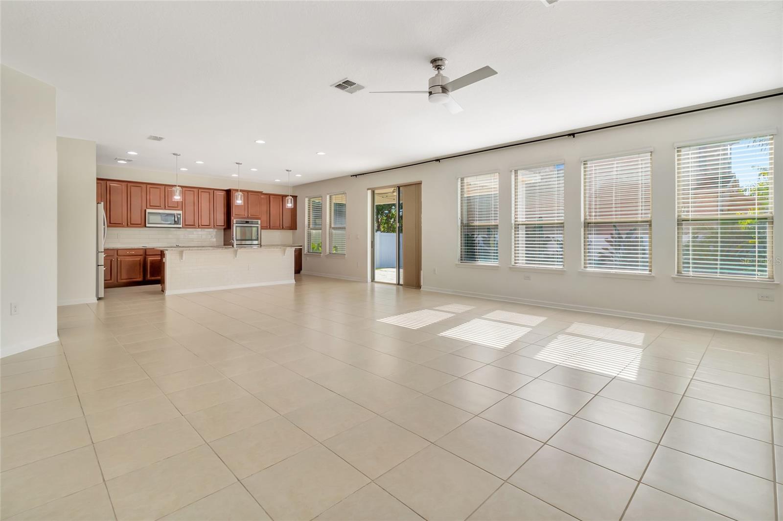 Image 16 of 75 For 1077 Fountain Coin Loop