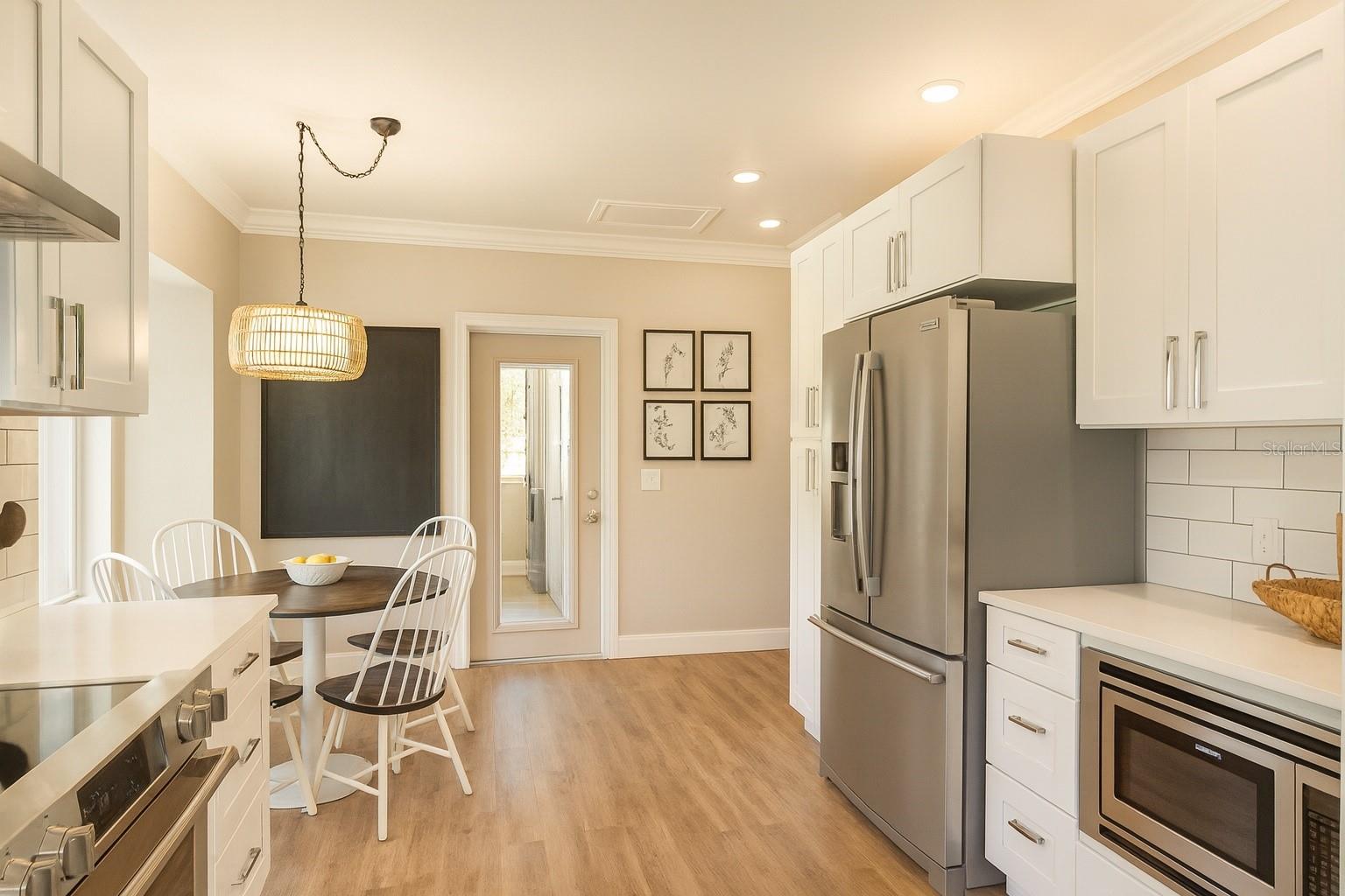 Image 7 of 39 For 21135 Peckham Avenue