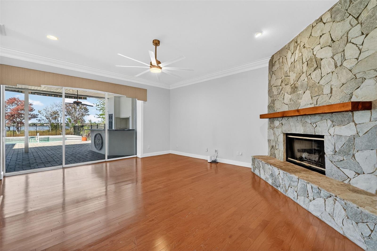 Image 15 of 70 For 1741 Edgewater Drive