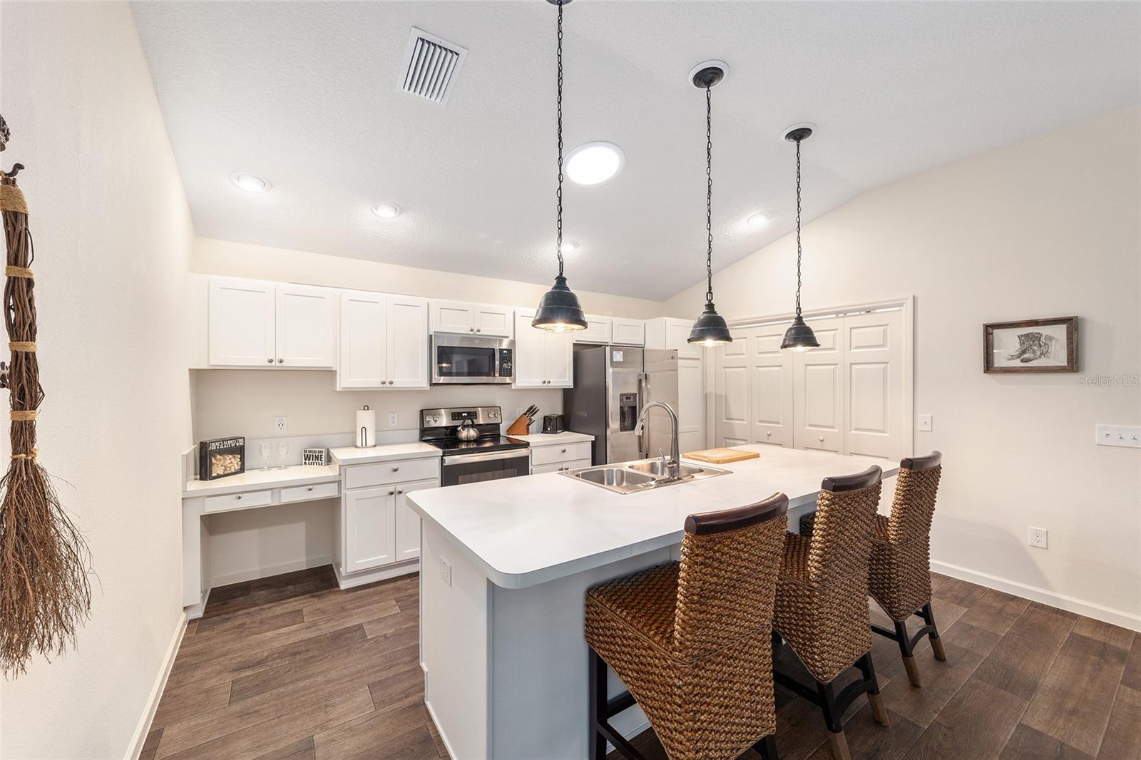 Image 14 of 32 For 972 Greg Terrace