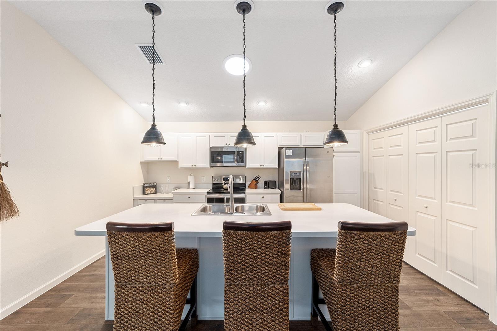 Image 15 of 32 For 972 Greg Terrace