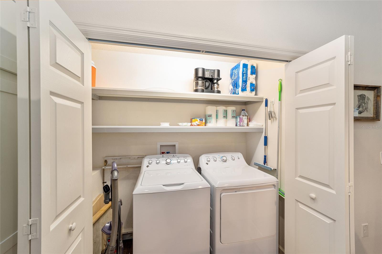 Image 16 of 32 For 972 Greg Terrace