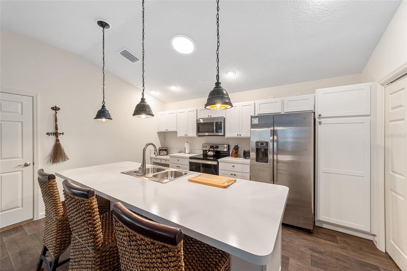 Image 17 of 32 For 972 Greg Terrace