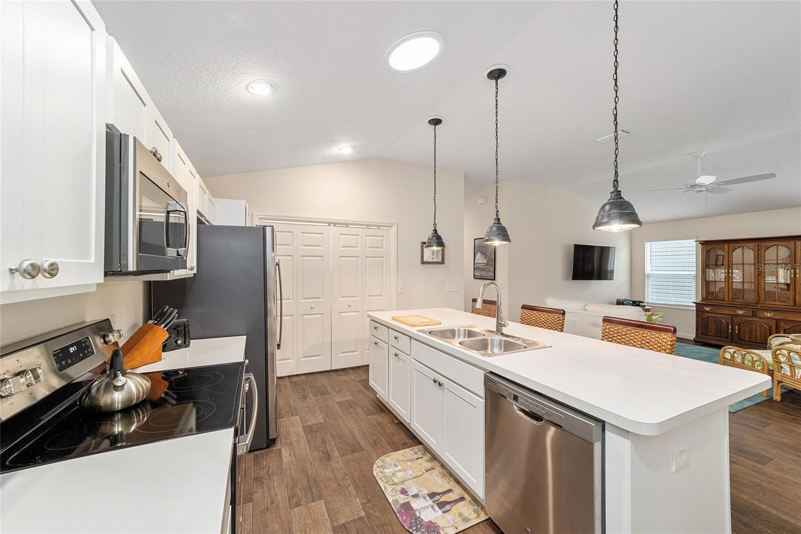 Image 18 of 32 For 972 Greg Terrace