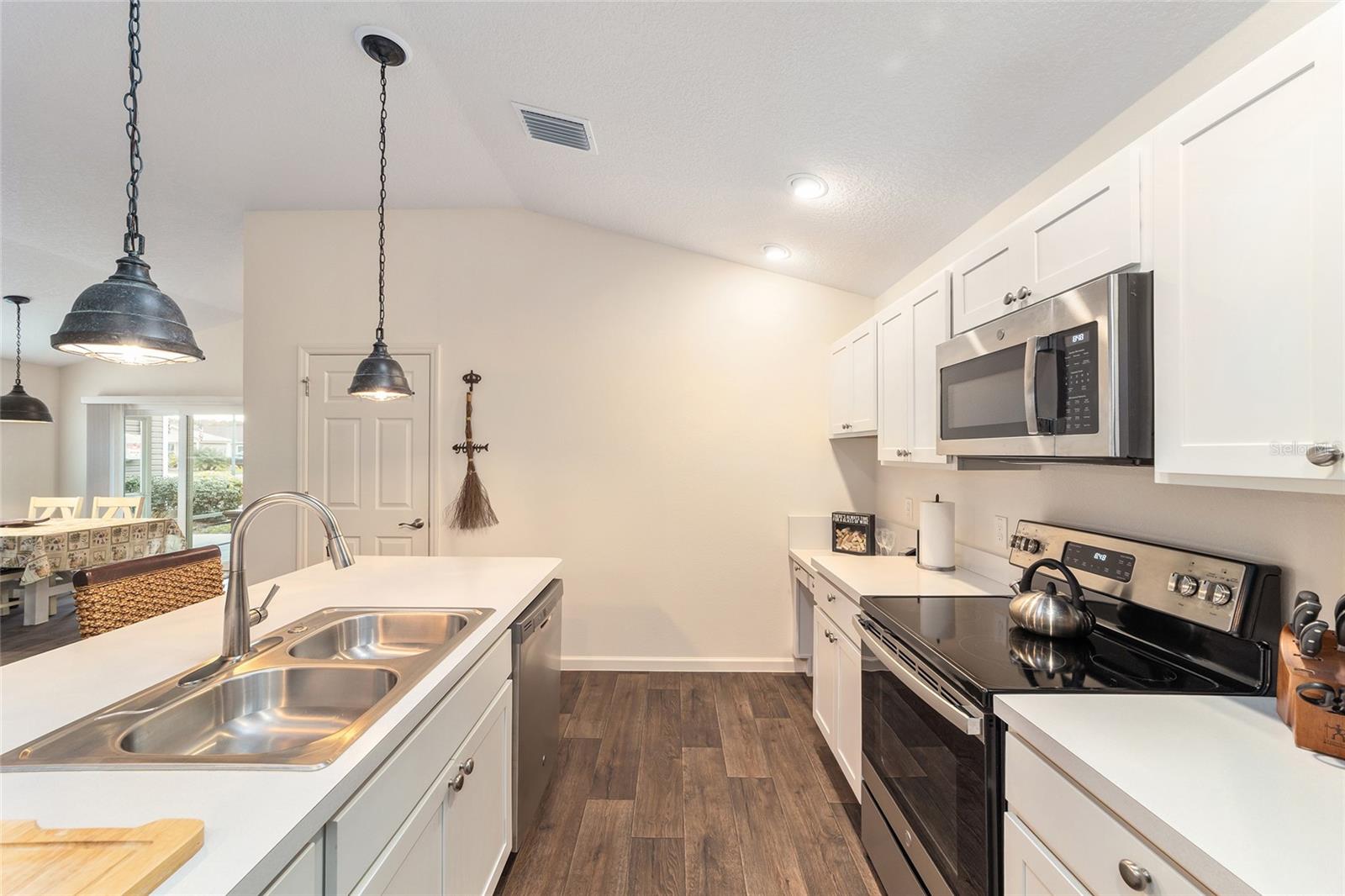 Image 19 of 32 For 972 Greg Terrace