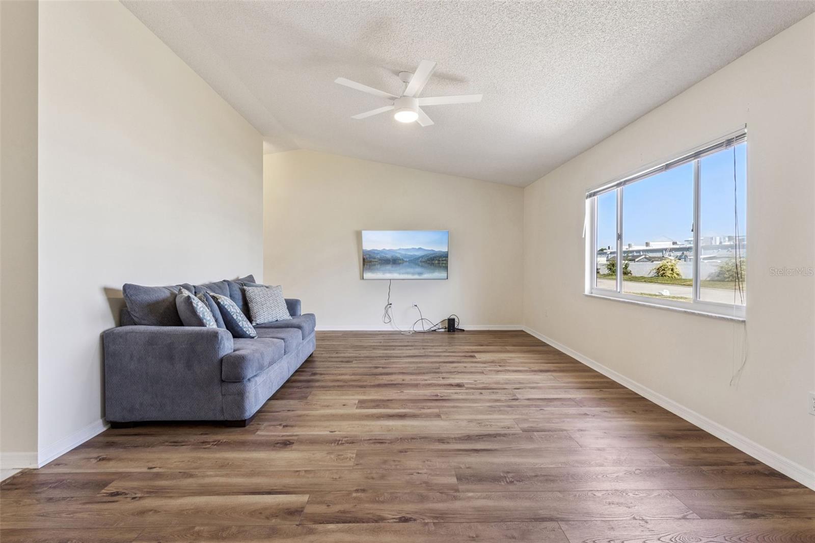 Image 5 of 34 For 17960 108th Court