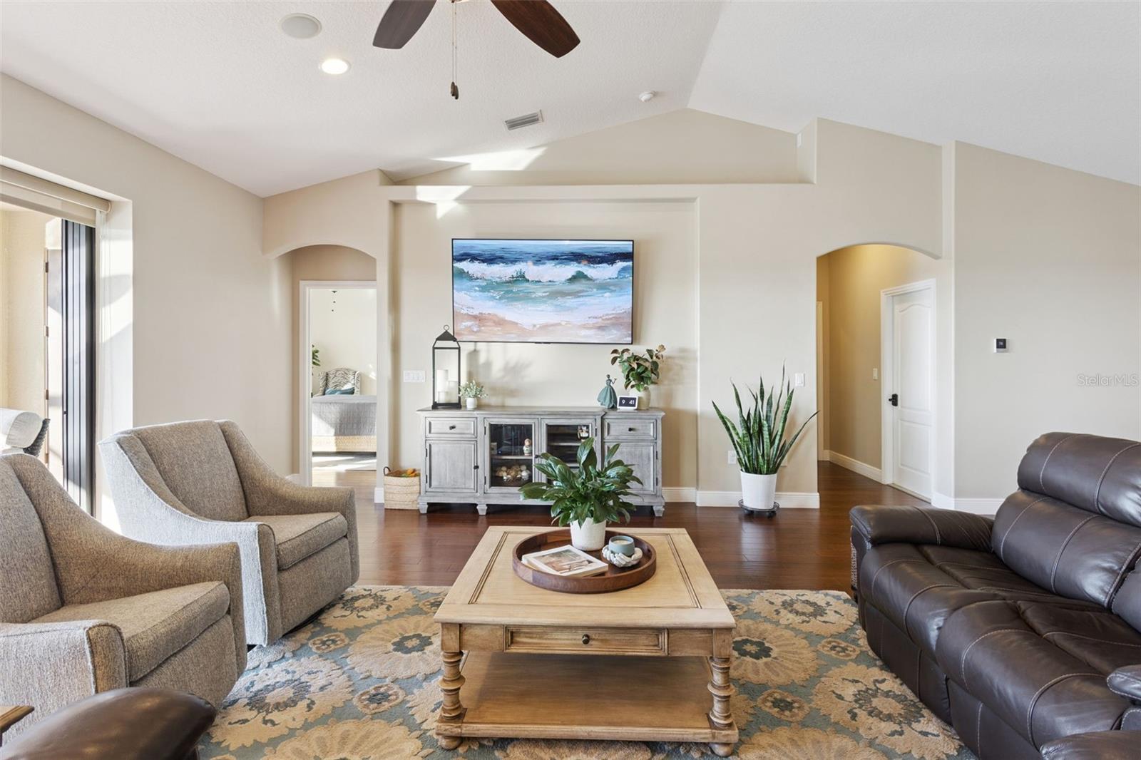 Image 7 of 47 For 9807 Royal Vista Avenue