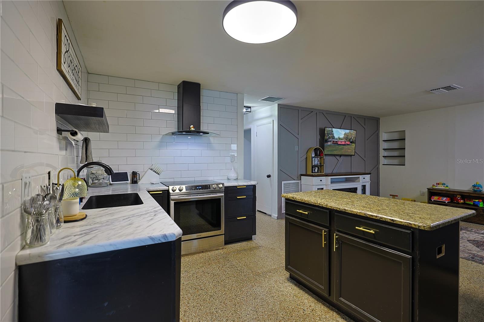 Image 9 of 38 For 613 Scenic Street