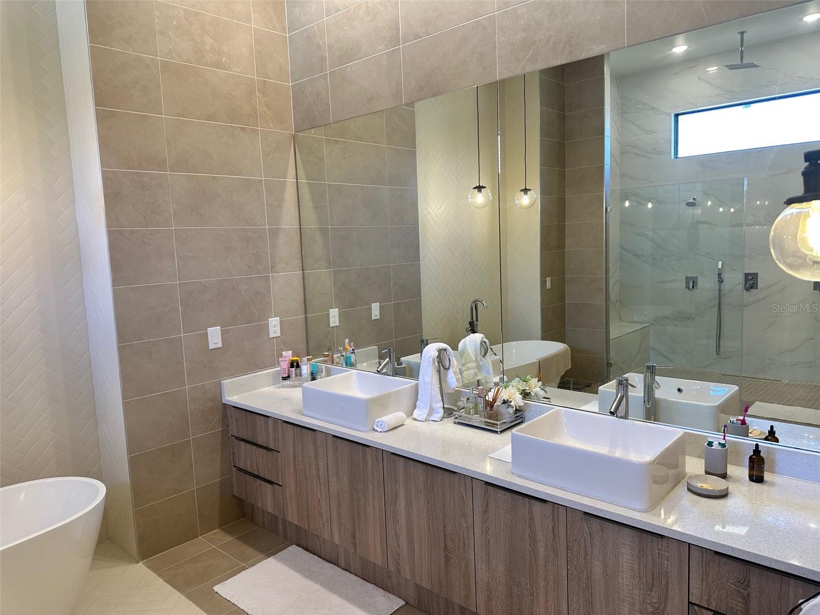 Image 22 of 32 For 15600 Pendio Drive