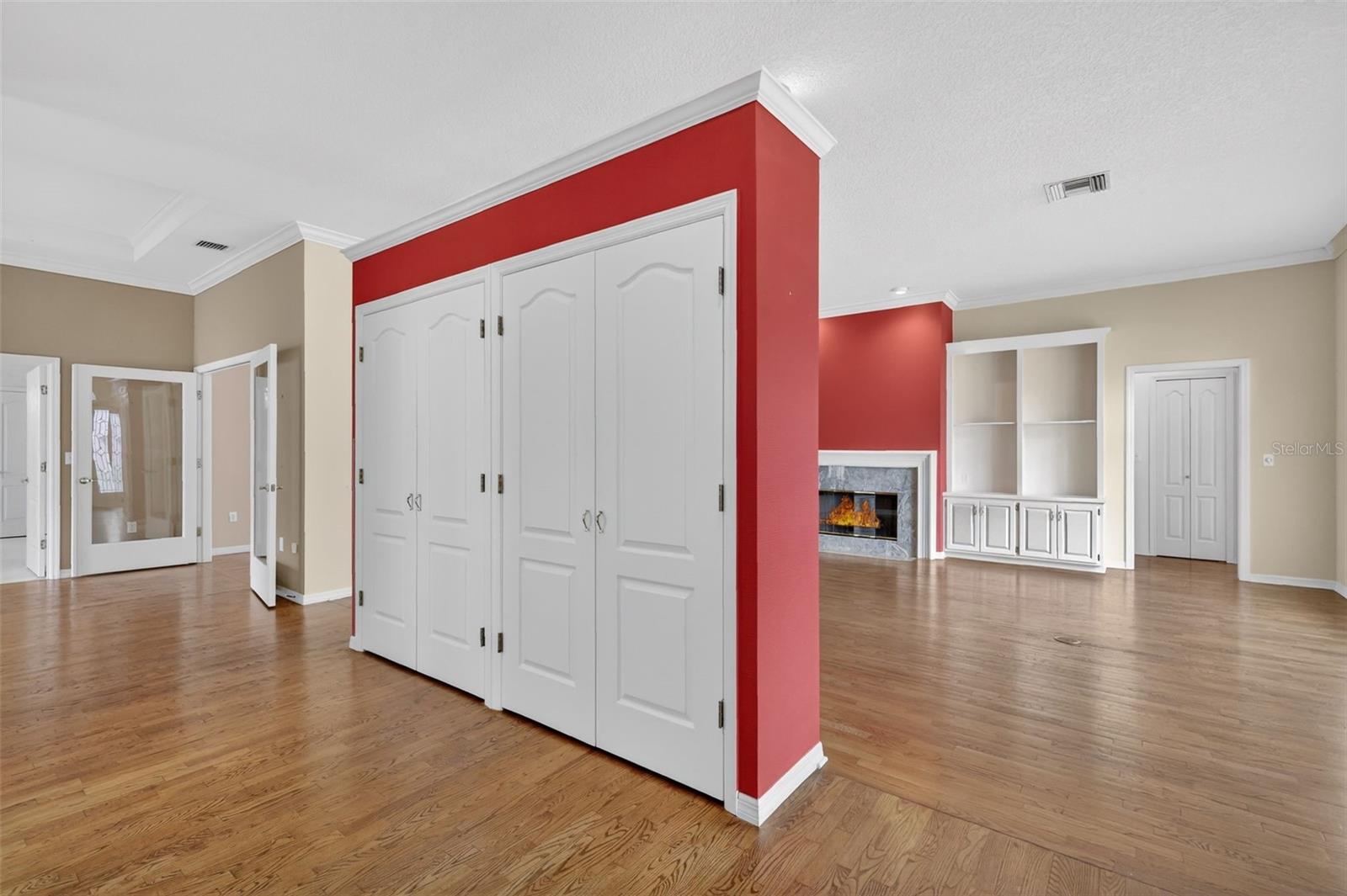 Image 17 of 75 For 629 Sandlake Court