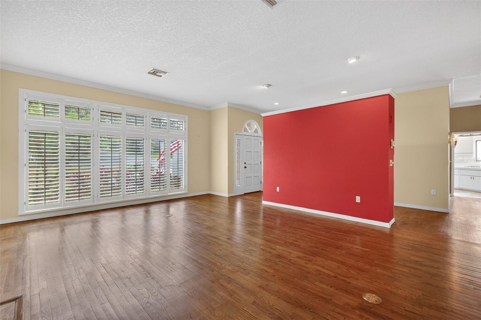 Image 18 of 75 For 629 Sandlake Court