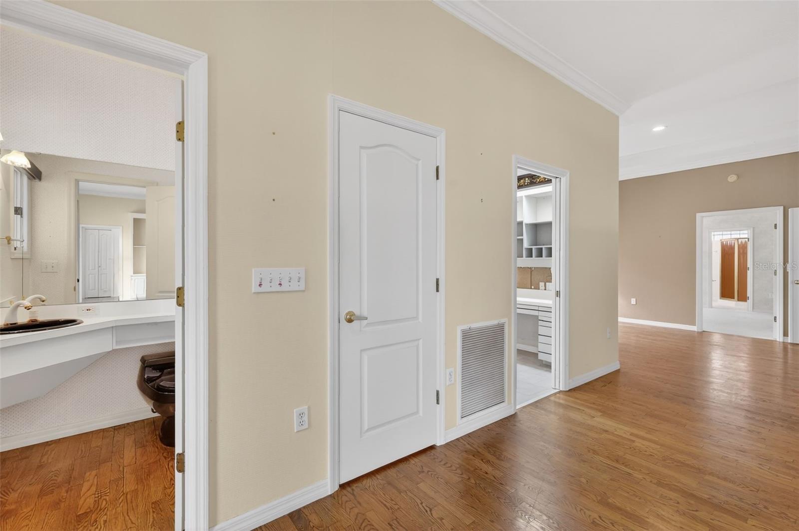 Image 25 of 75 For 629 Sandlake Court