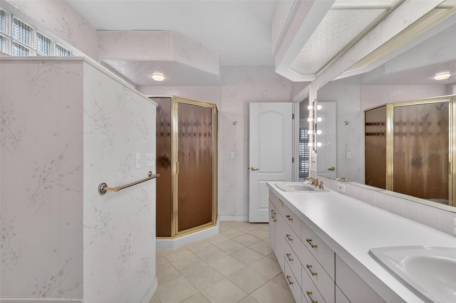 Image 37 of 75 For 629 Sandlake Court