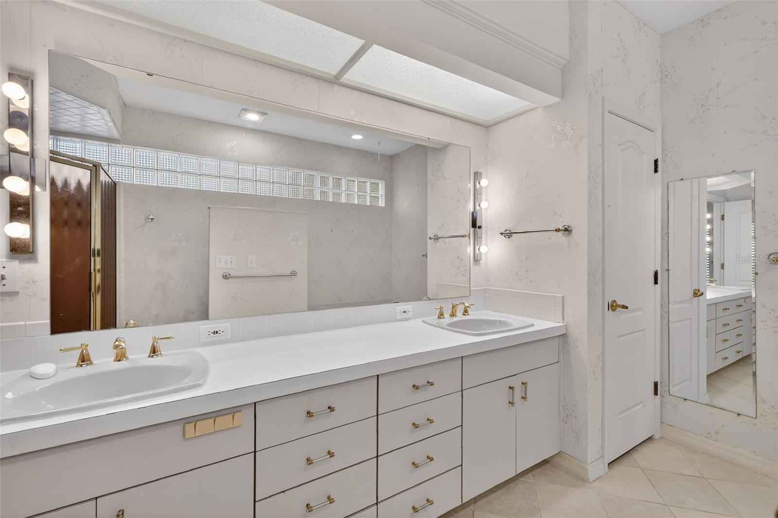 Image 38 of 75 For 629 Sandlake Court