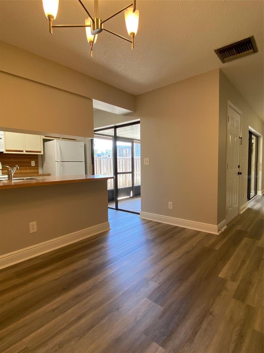 Image 10 of 27 For 1004 Royal Oak Boulevard