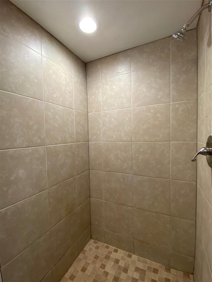 Image 15 of 27 For 1004 Royal Oak Boulevard