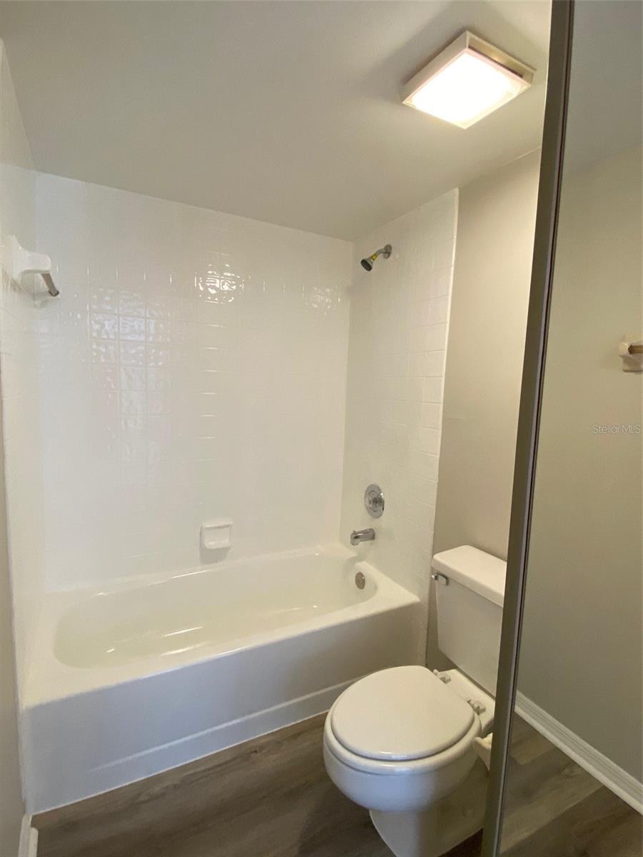 Image 18 of 27 For 1004 Royal Oak Boulevard