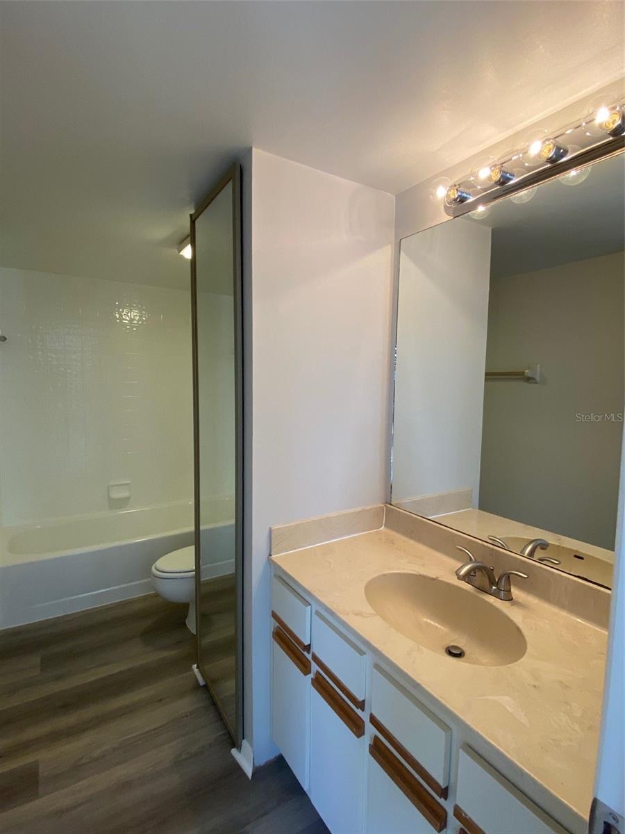 Image 19 of 27 For 1004 Royal Oak Boulevard