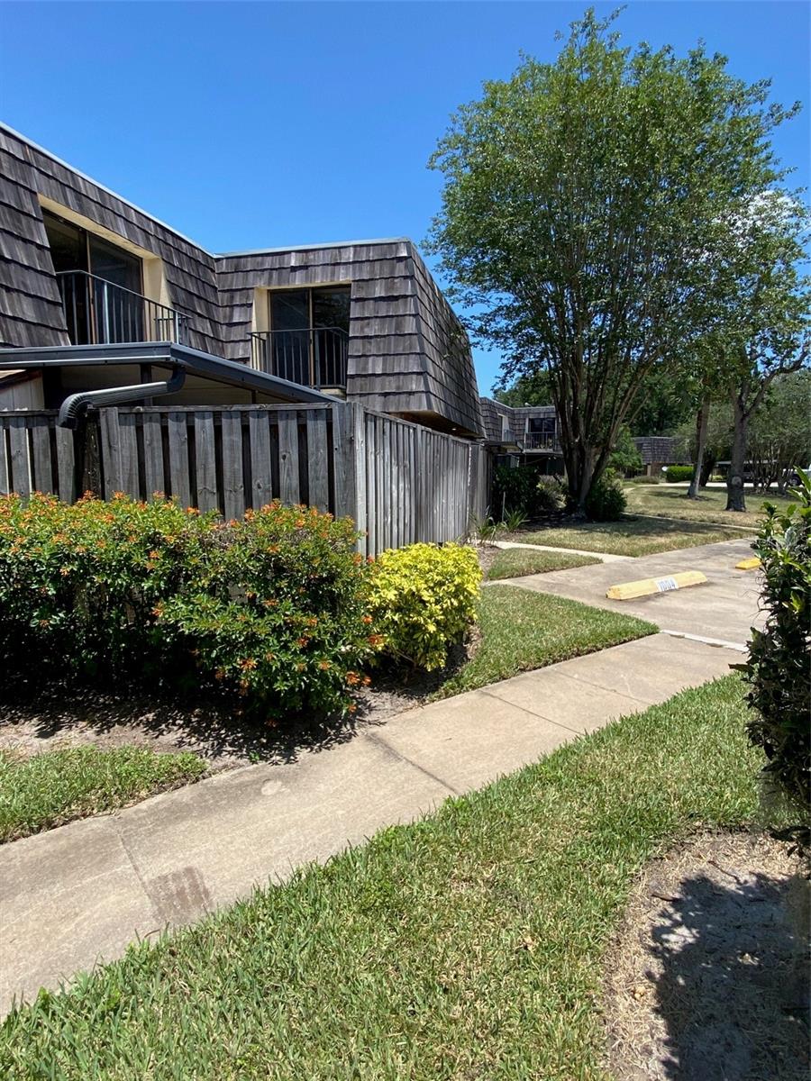 Image 21 of 27 For 1004 Royal Oak Boulevard