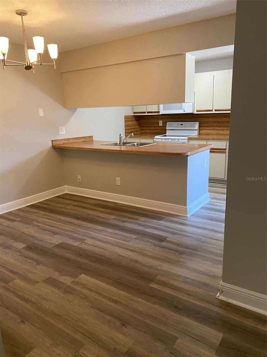 Image 3 of 27 For 1004 Royal Oak Boulevard