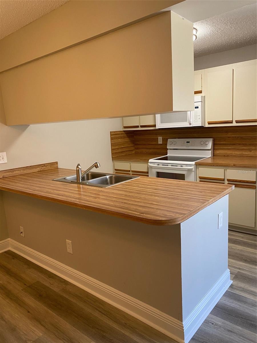 Image 7 of 27 For 1004 Royal Oak Boulevard