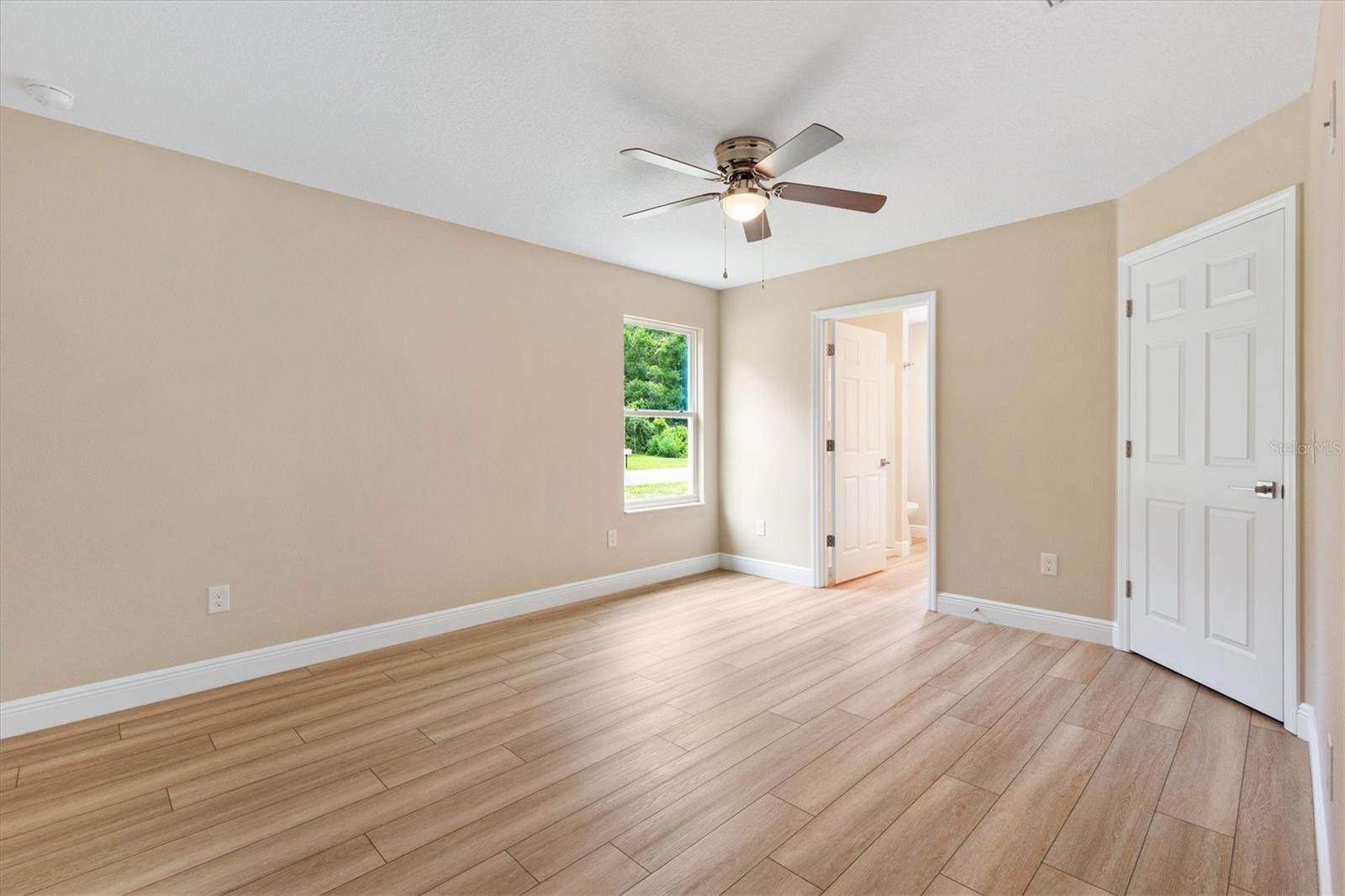 Image 22 of 36 For 555 E Anderson Avenue