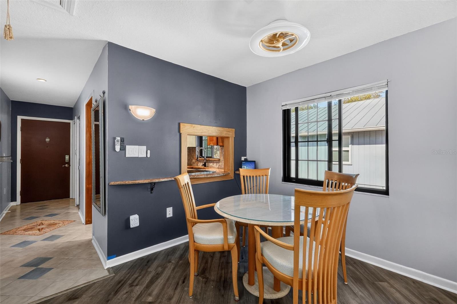 Image 21 of 51 For 225 10th Avenue E-2