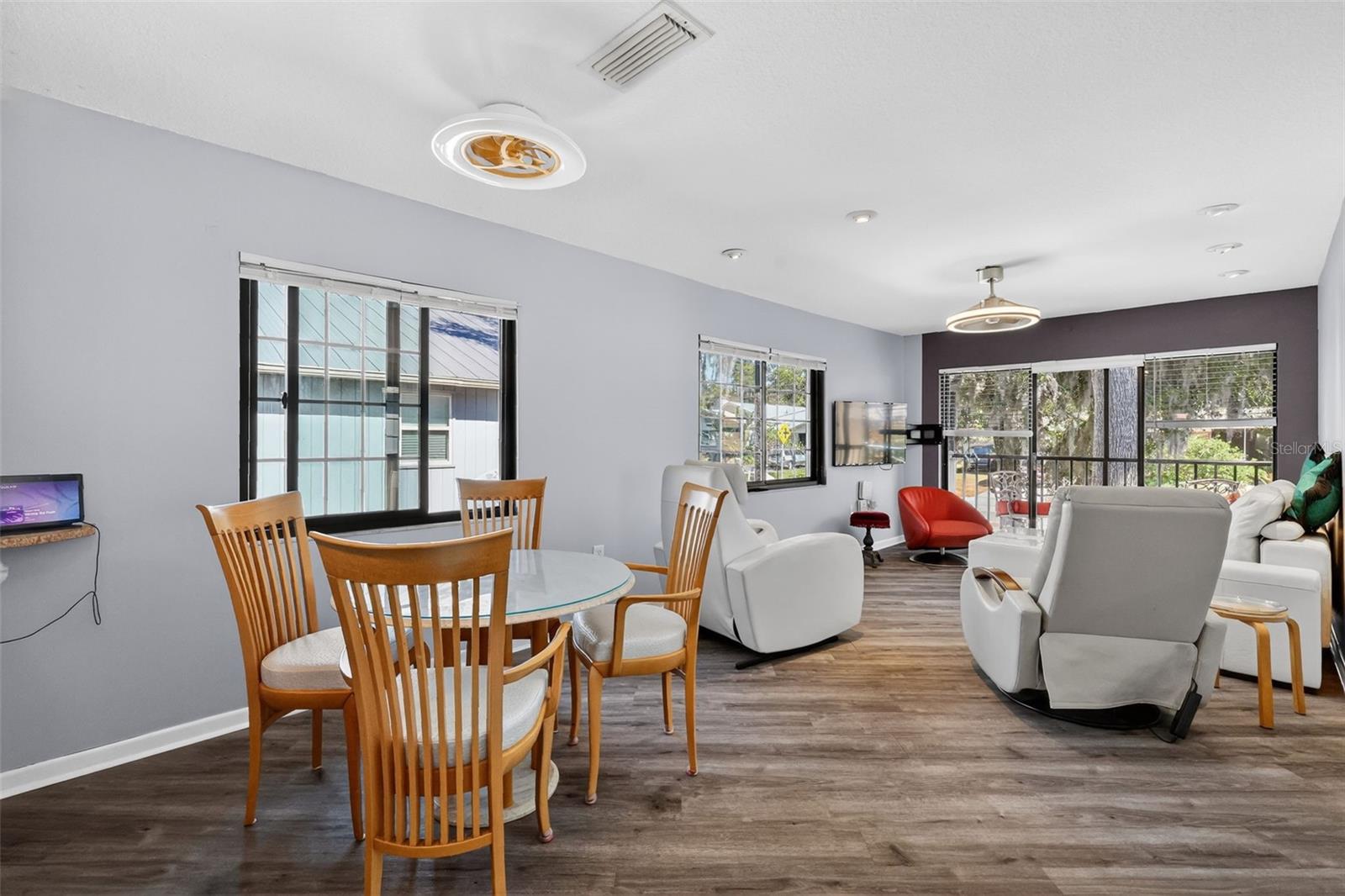 Image 9 of 51 For 225 10th Avenue E-2