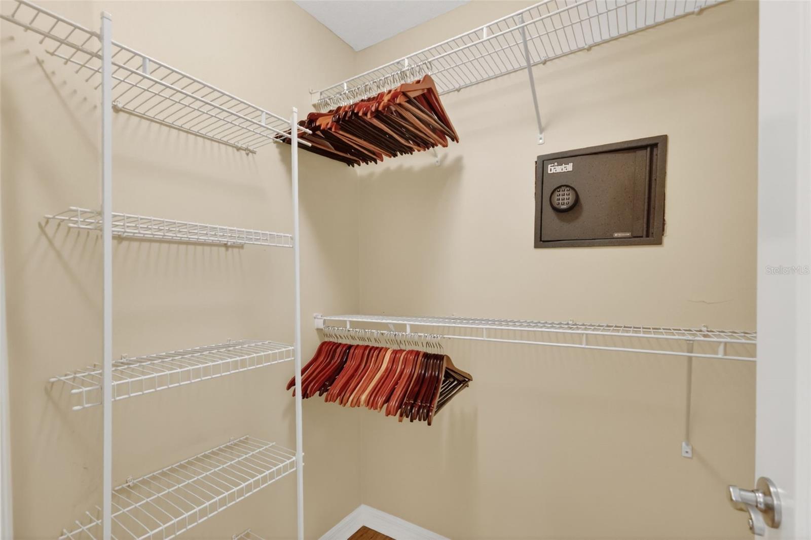 Image 21 of 42 For 938 Joanna Lane