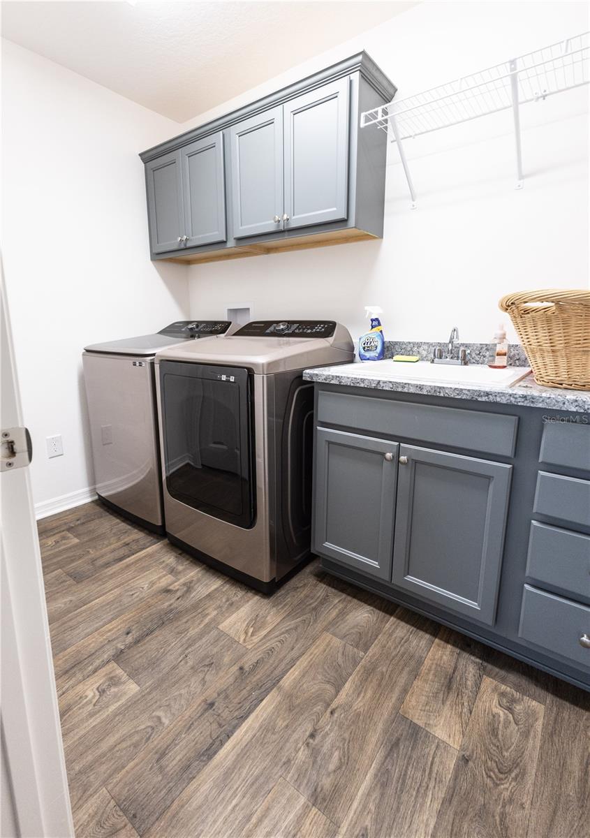 Image 20 of 30 For 2378 Youngmann Loop