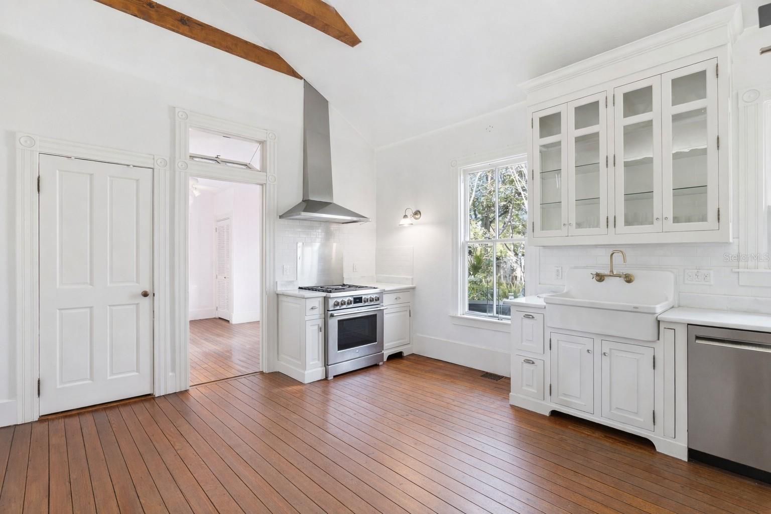 Image 11 of 41 For 316 Lakeview Drive