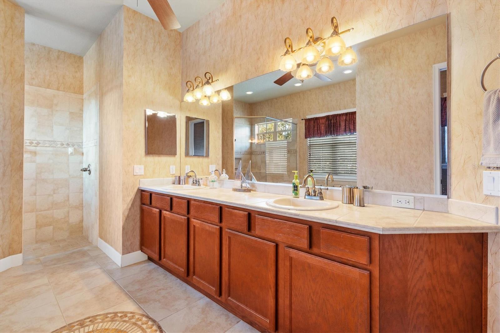 Image 25 of 52 For 527 Dowling Circle