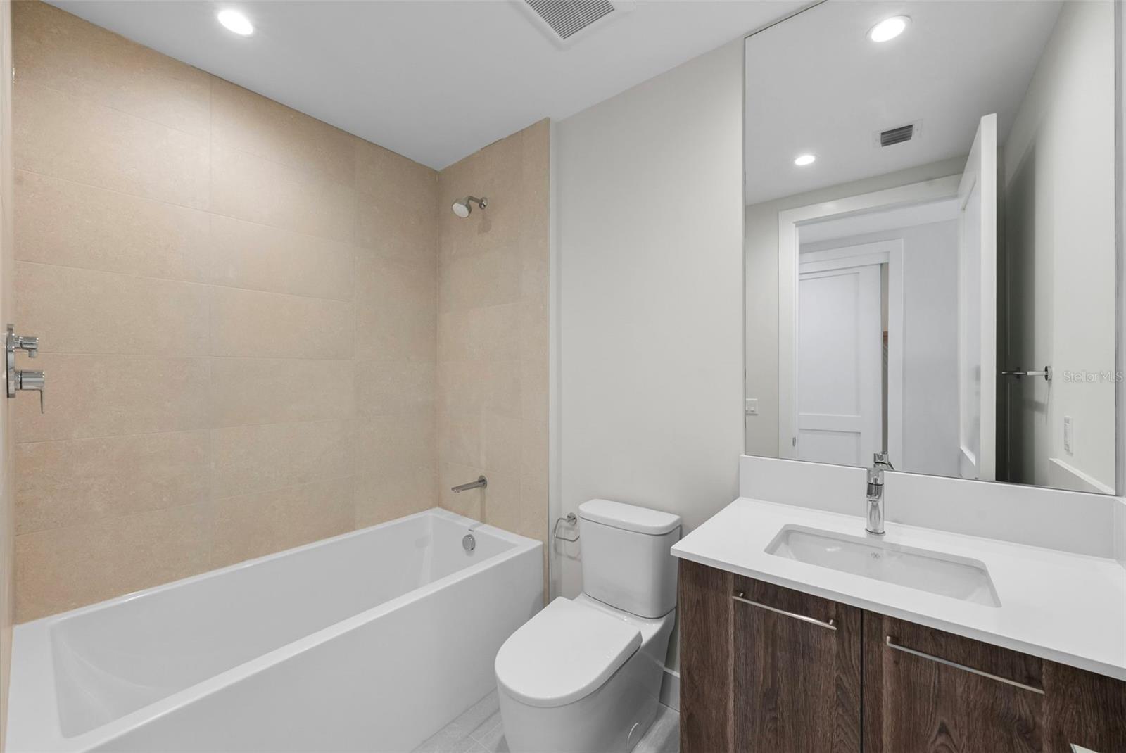 Image 23 of 47 For 275 1st Avenue S 1005