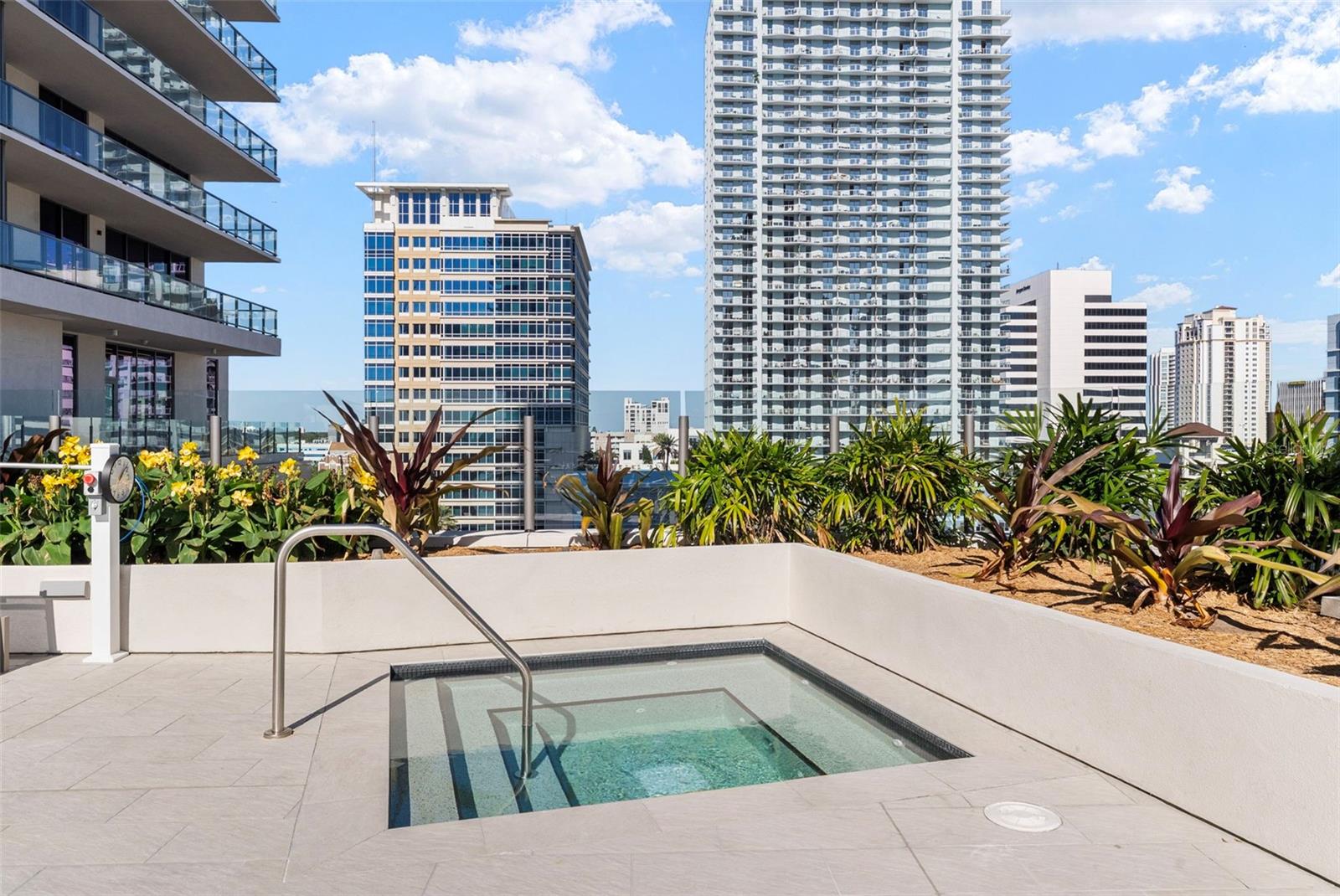 Image 27 of 47 For 275 1st Avenue S 1005