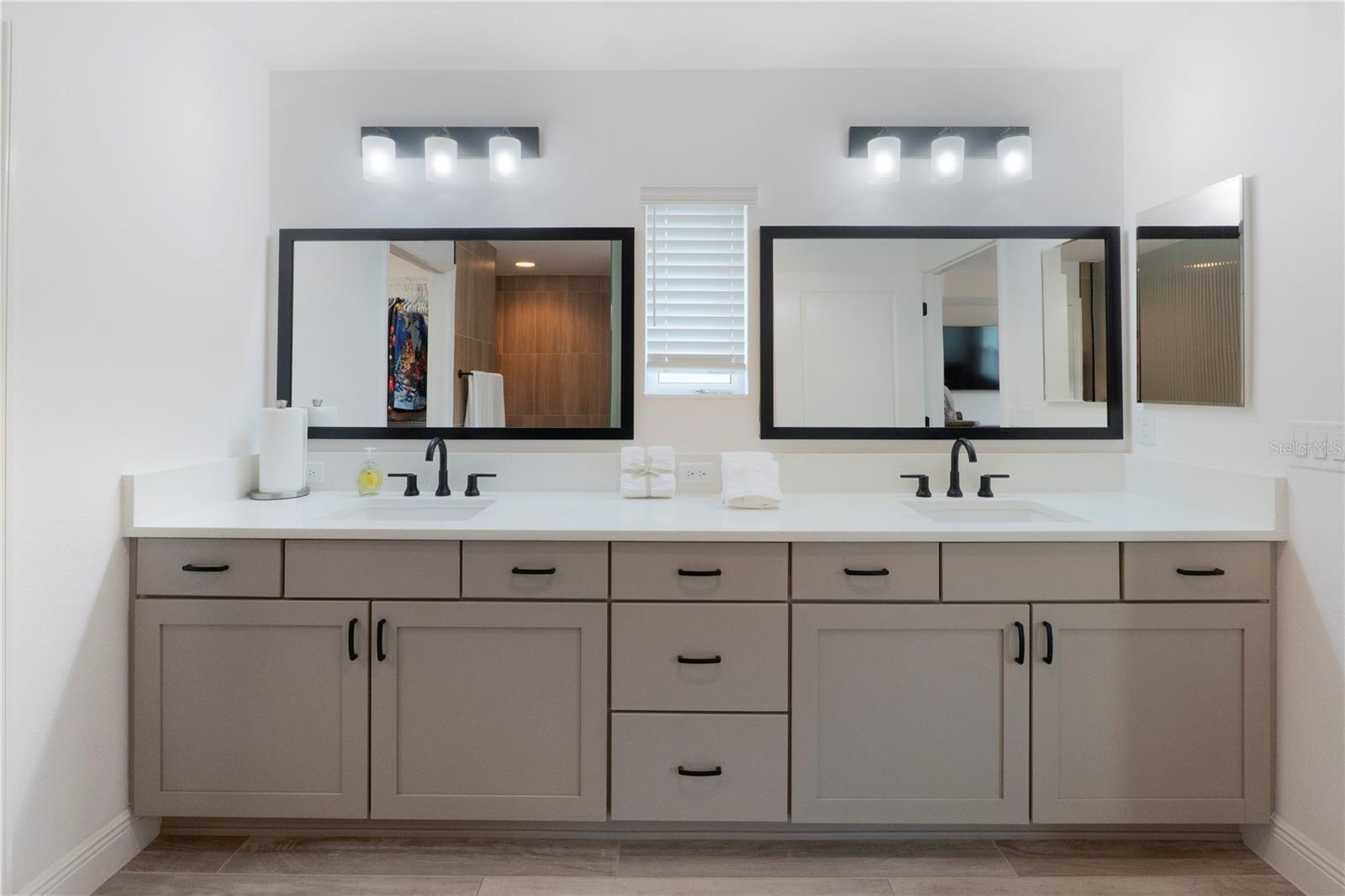 Image 28 of 48 For 2447 Youngmann Loop