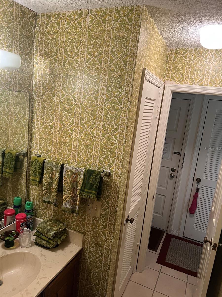 Image 18 of 30 For 1412 Oak Place E