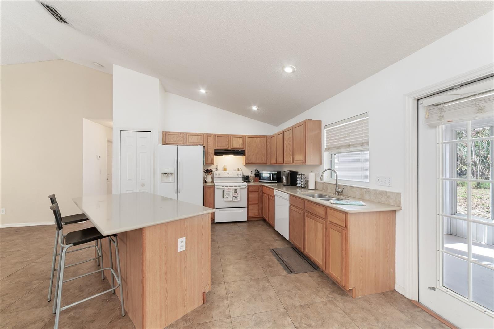 Listing photo id 8 for 2256 Lake Pointe Circle