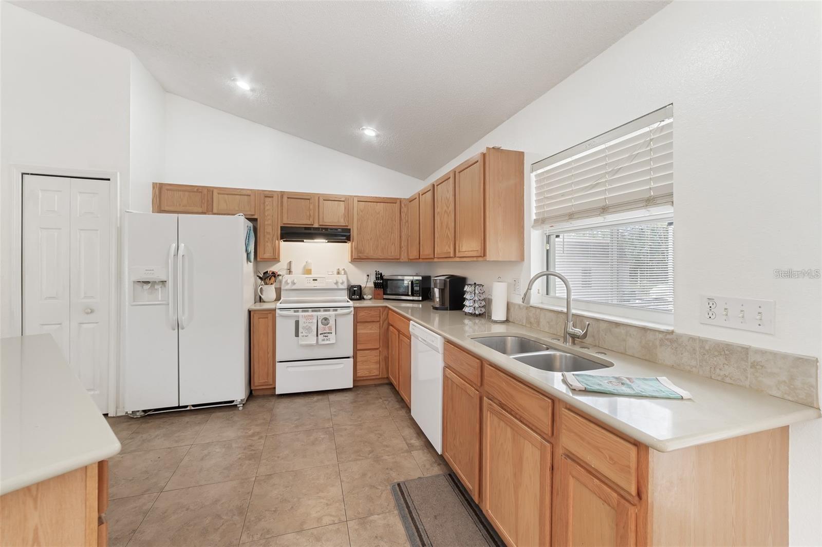 Listing photo id 9 for 2256 Lake Pointe Circle