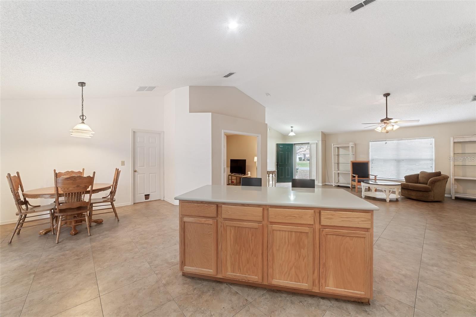 Listing photo id 10 for 2256 Lake Pointe Circle