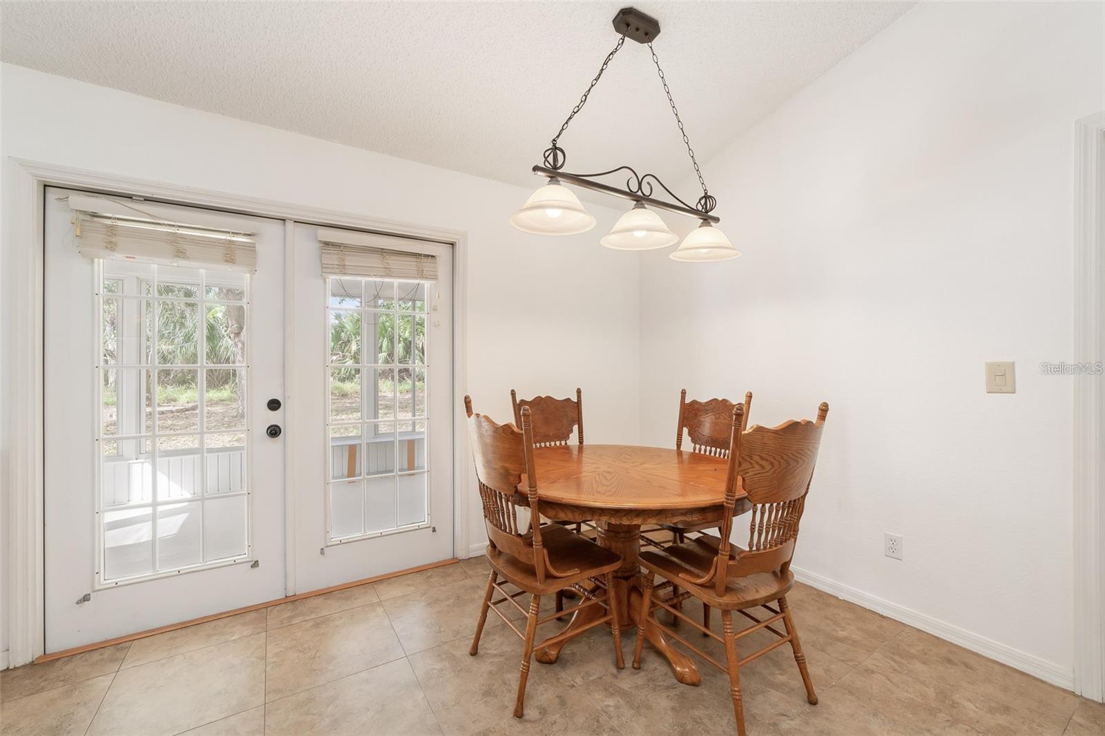 Listing photo id 11 for 2256 Lake Pointe Circle