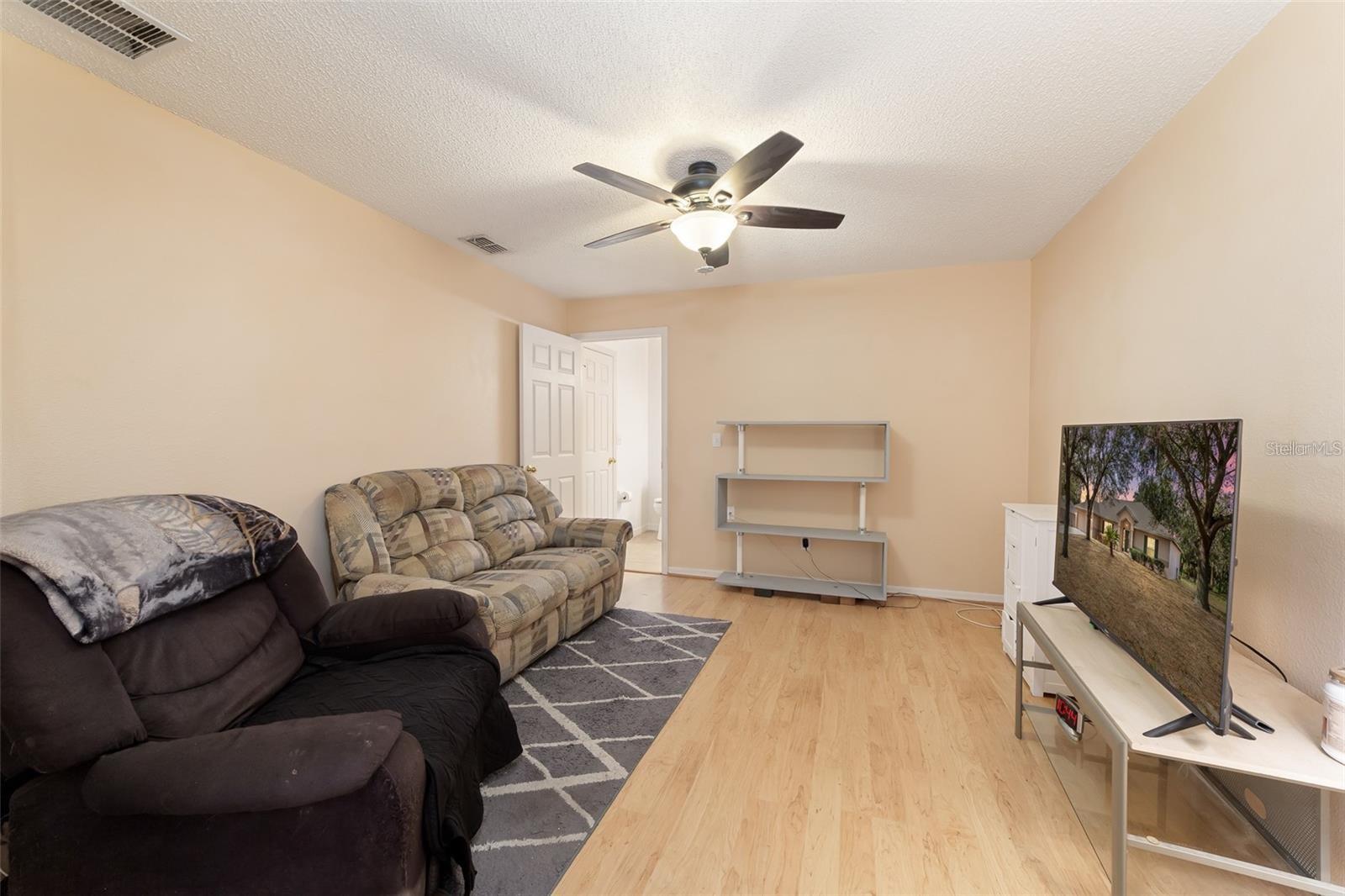 Listing photo id 12 for 2256 Lake Pointe Circle