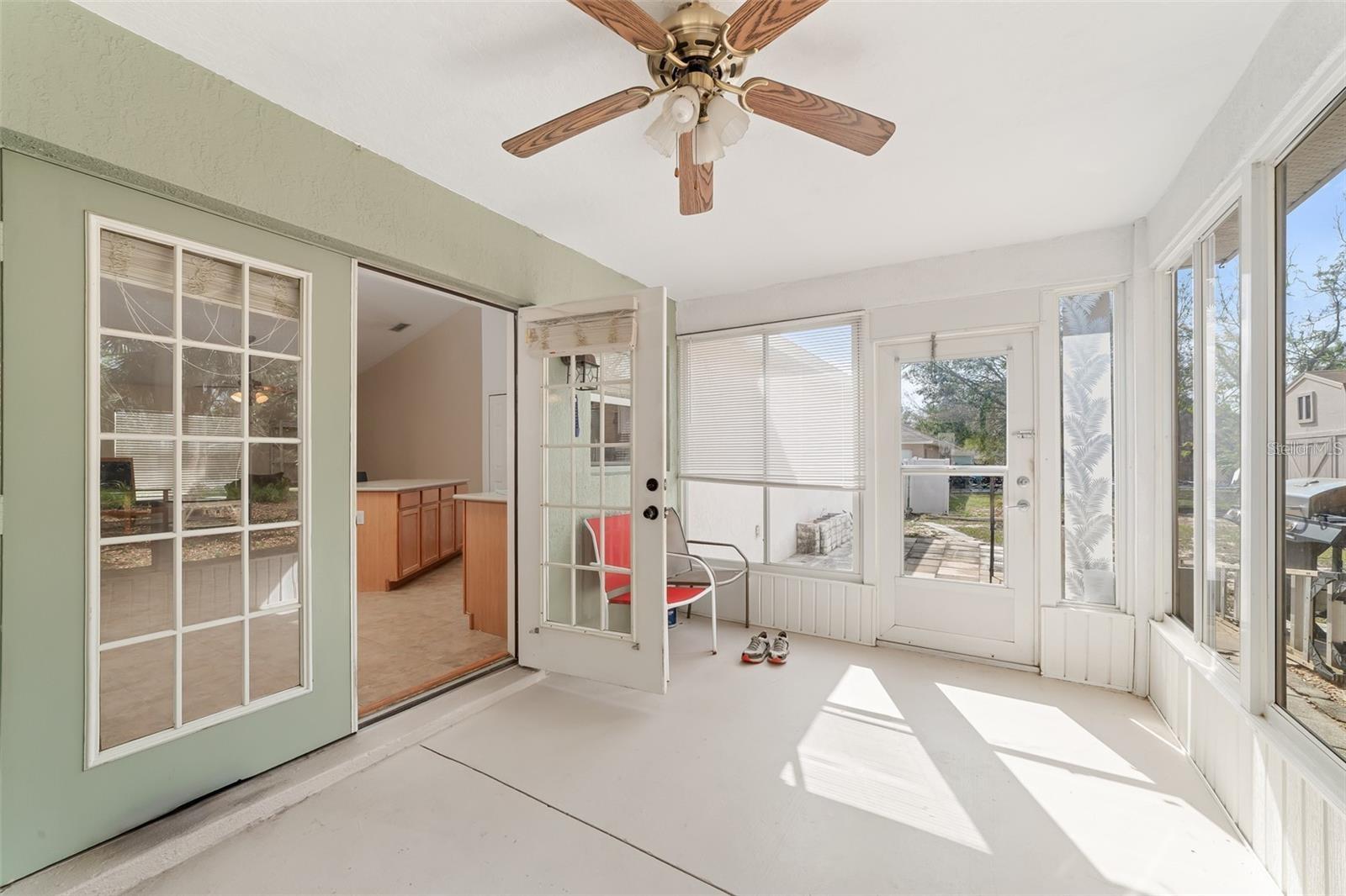 Listing photo id 15 for 2256 Lake Pointe Circle