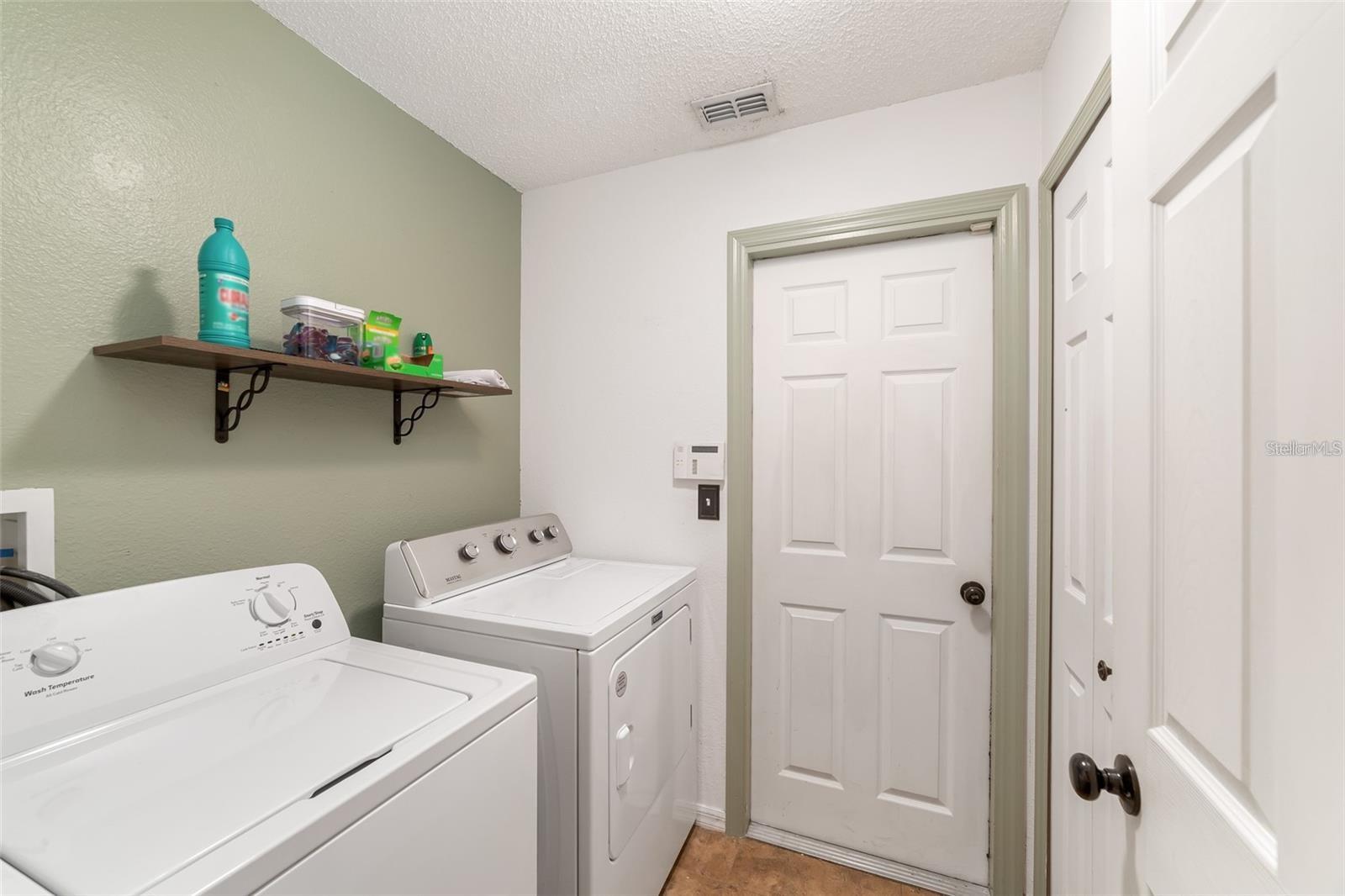 Listing photo id 25 for 2256 Lake Pointe Circle