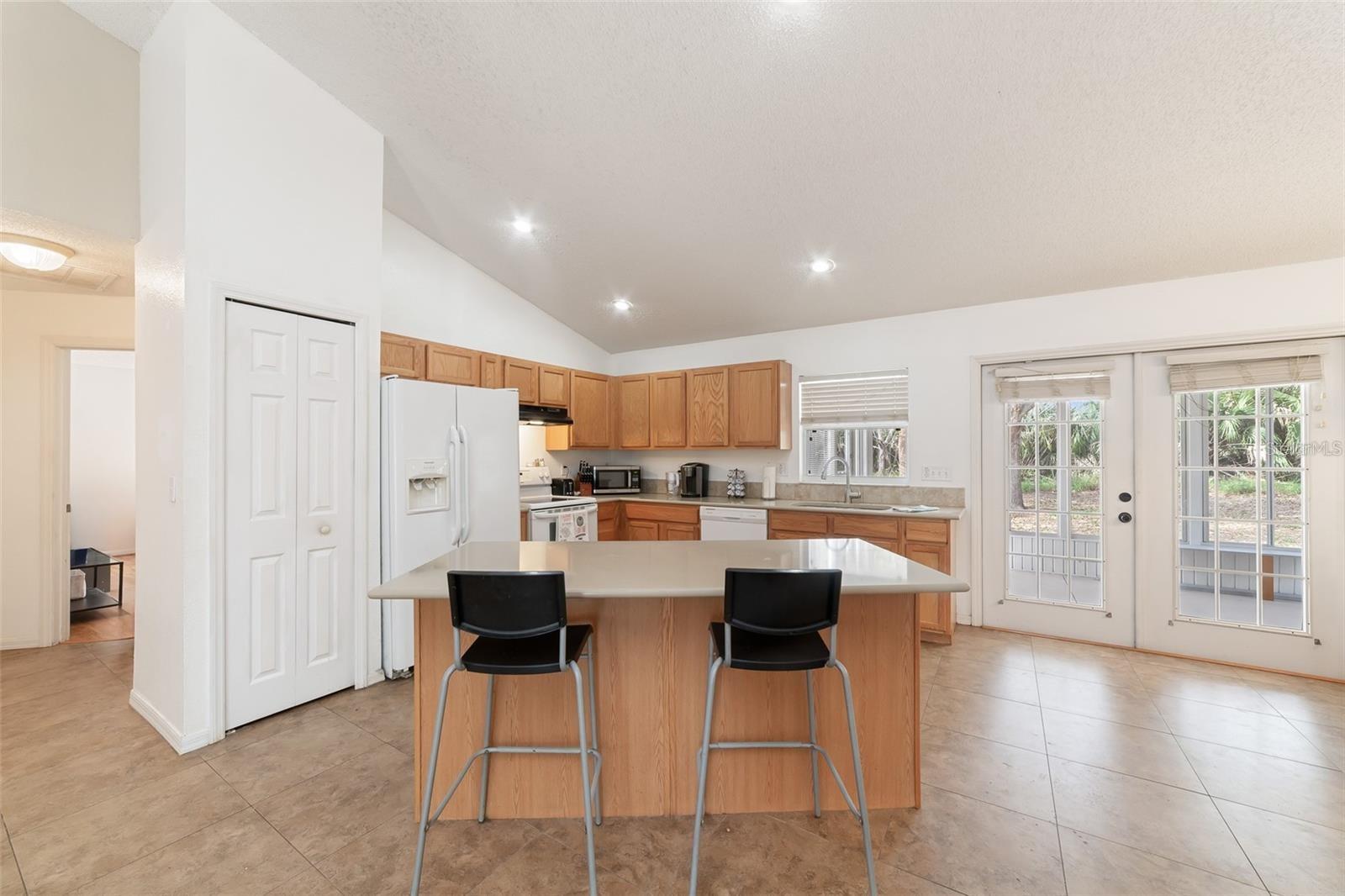 Listing photo id 7 for 2256 Lake Pointe Circle